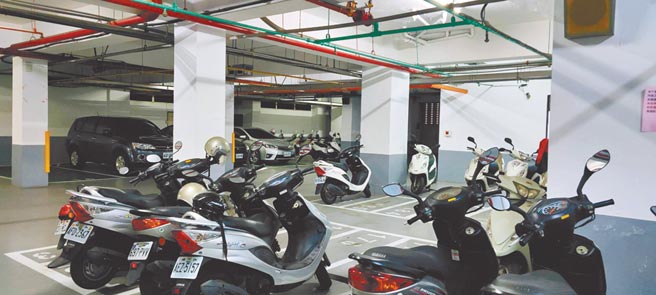 桃园警方表示，一般社区大楼，或者政府机关、学校的地下室，通常是防空避难设施，但仅有国防部发布管制疏散命令时，才能进入。（赖佑维摄）