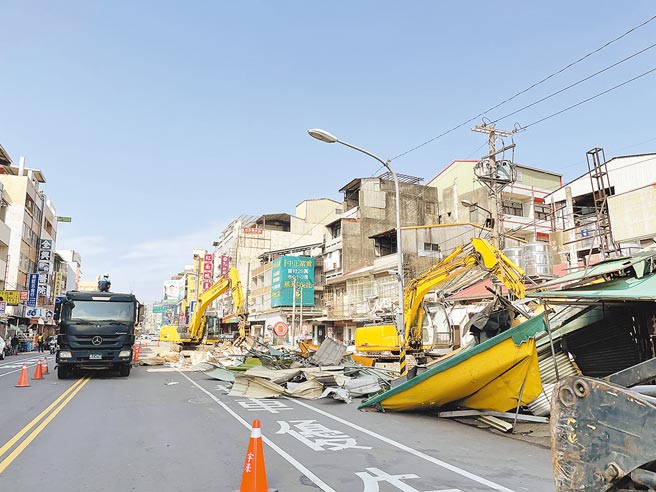 彰化县政府30日出动怪手拆除占据在中正路二段与华山路口的14户约80坪住商摊贩。（吴敏菁摄）