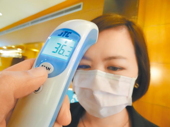 中華民國防疫學會理事長王任賢呼籲民眾落實戴口罩，人多的地方少去，不得已時就出外除了飲食就不要脫口罩。（馮惠宜攝）