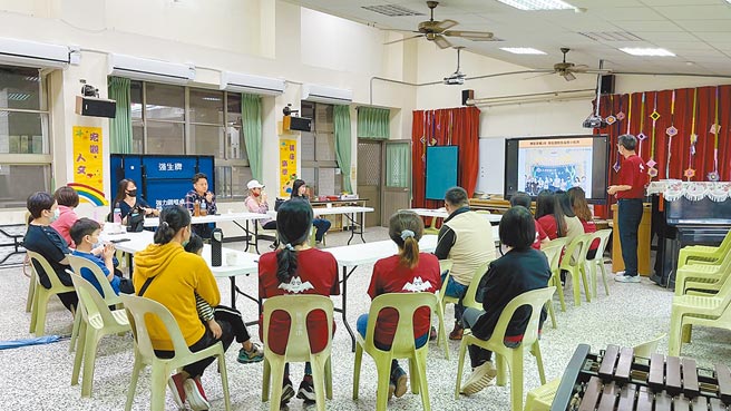 少子化时代家长选择学校意识抬头，各级学校争抢学生，招生俨然成为学校办学绩效的指标之一，南投县国姓乡长福实验小学，近日举办堪称大学等级的招生说明会，吸引家长注意。(校方提供/吴建辉南投传真)