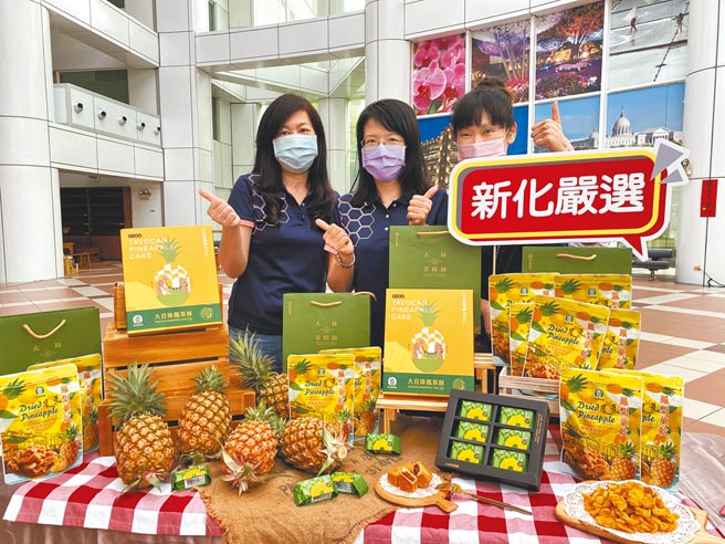 台南市政府30日行销台南凤梨，新化区农会到场摆摊推广凤梨酥、凤梨果乾等产品。（曹婷婷摄）