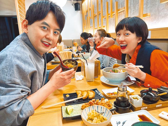 黄子佼（左）迈入50岁的前夕，跟爱妻孟耿如吃拉麵度过。（摘自脸书）