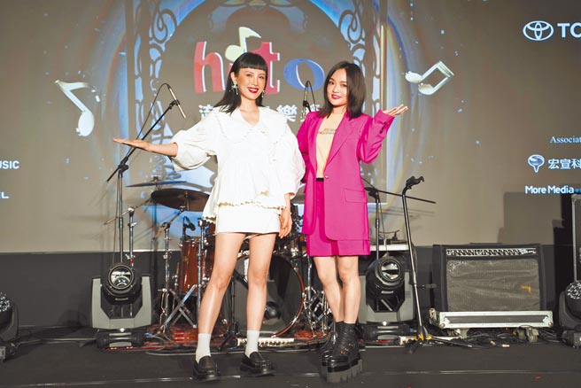 魏如萱(左)、徐佳莹昨出席「2022 hito流行音乐奖」记者会，两人也将担任演出嘉宾。（Hit Fm联播网提供）