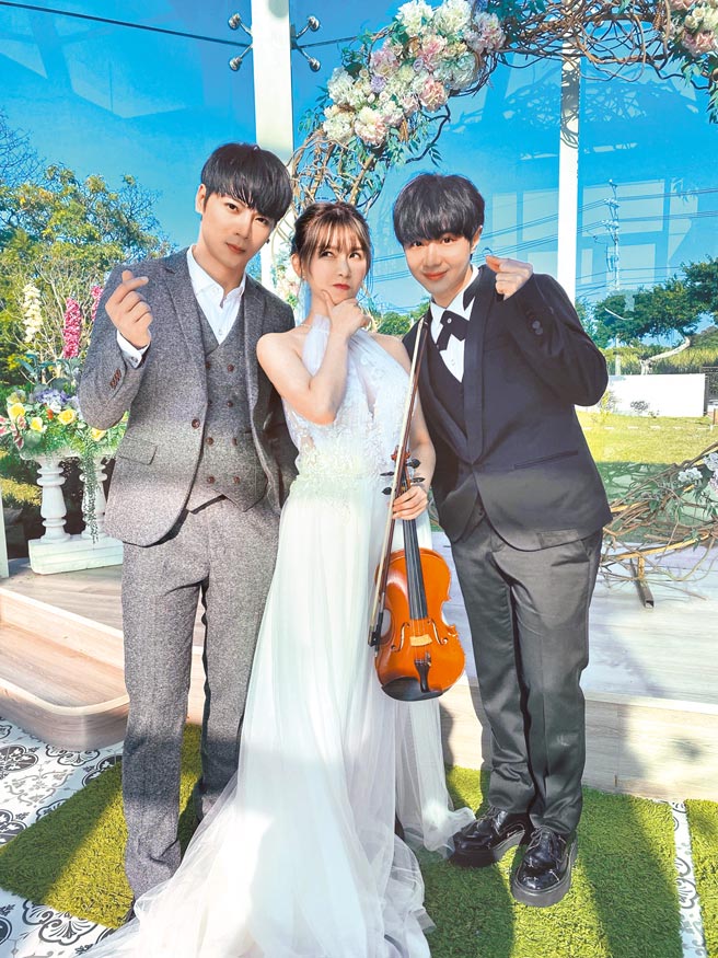 古曜威（左起）日前拍新歌MV，邀阿乐、张颢助阵。（单纯梦想文创事业、华纳音乐提供）