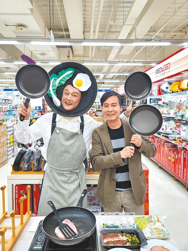 何笃霖（左）在《婚姻结业式》化身「锅子哥」，与尹昭德有对手戏。（伊林娱乐提供）