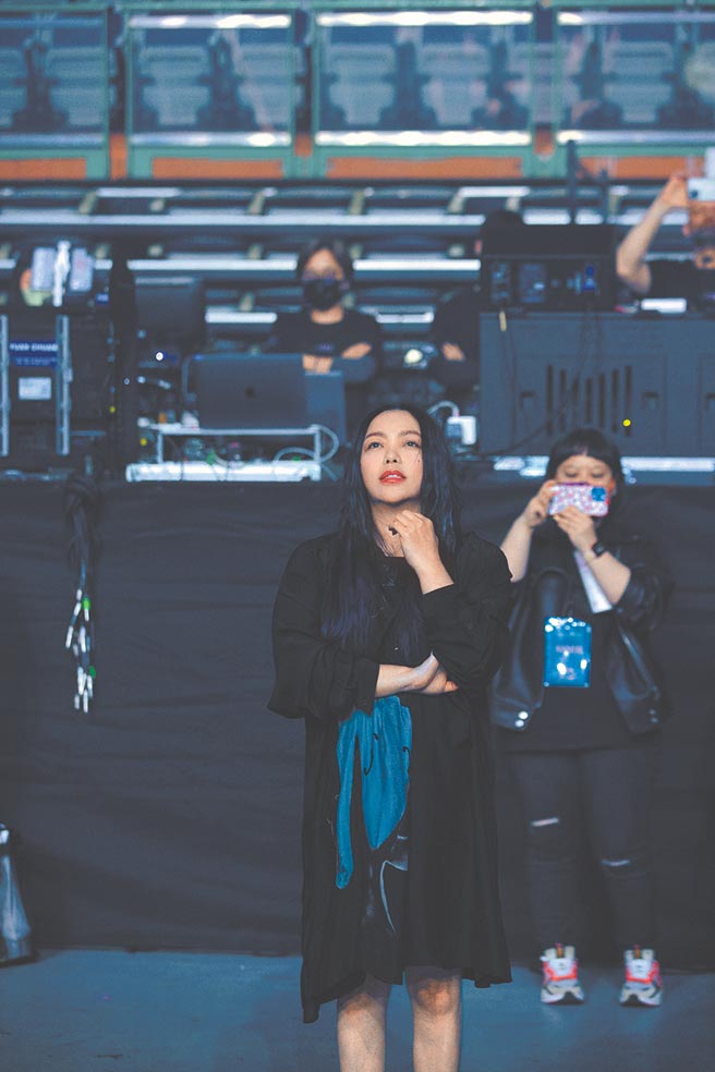 阿妹開唱在即，已和工作團隊提早抵達小巨蛋進行總彩排。（聲動娛樂提供）