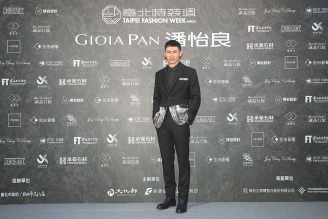 温升豪一反过去成熟男人魅力，改以俏皮的「呆瓜头」搭配拼接西装外套，展现反转魅力。（GIOIA PAN提供）