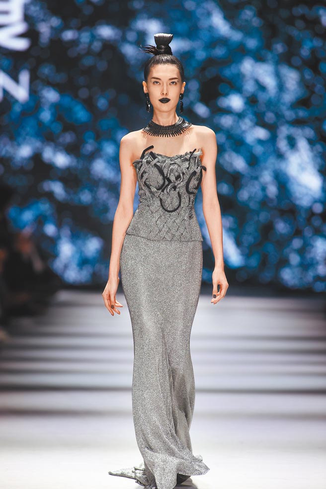 伊林名模王思伟演绎潘怡良2022秋冬系列。（GIOIA PAN提供）