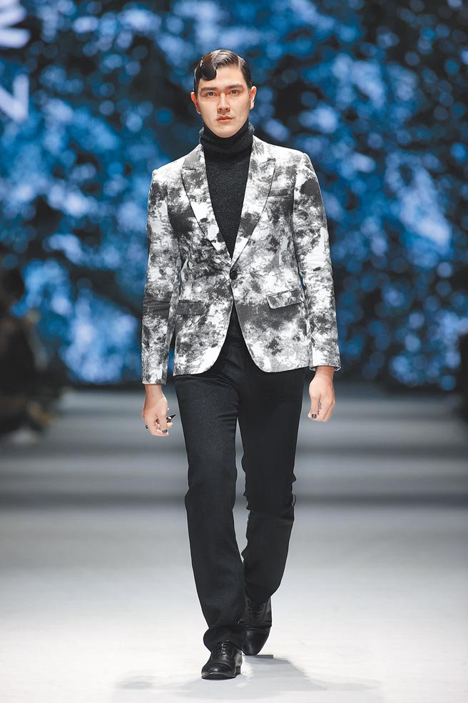 伊林模特李制益演绎潘怡良2022秋冬系列。（GIOIA PAN提供）