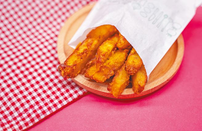 摩斯漢堡強打黃金地瓜薯，以划算搭配吸引顧客上門。（摩斯漢堡提供）