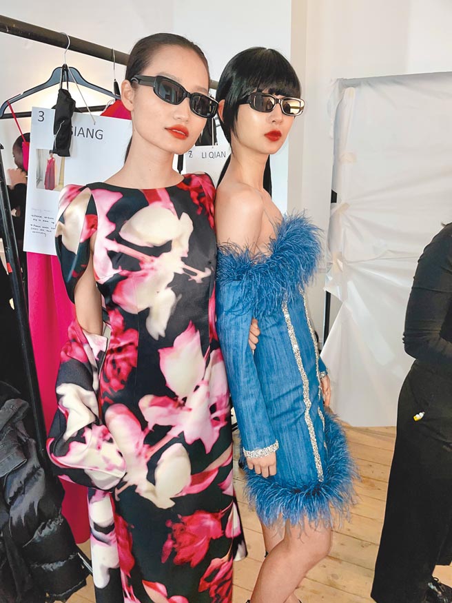 Hsiang（右）参加伦敦时装周Huishan Zhang走秀的后台照。（伊林娱乐提供）
