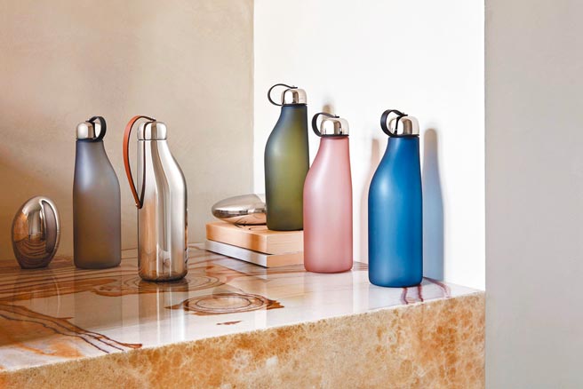 喬治傑生SKY冷水瓶，不鏽鋼款2000元，彩色塑料款1200元。（GEORG JENSEN提供）