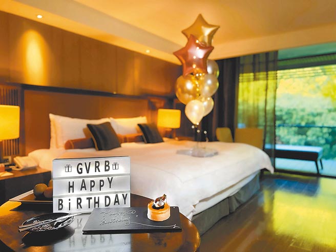 北投丽禧温泉酒店于4月29日迎接开幕11周年，4月1日至30日隆重推出「4月寿星快闪生日庆」专案，入住即享客房升等、生日空飘气球布置、4吋蛋糕等礼遇，双人专案价1万3999元（见图）。（北投丽禧温泉酒店提供）