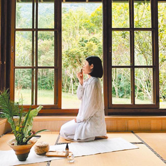 京站即日起到5月8日推出「女王加码抽！拥抱大地の疗旅！」抽奖；漫旅山林精油疗癒，芳香精油疗癒和自然庭院，谷关二日，价值19600元，共2组名额。（京站提供）