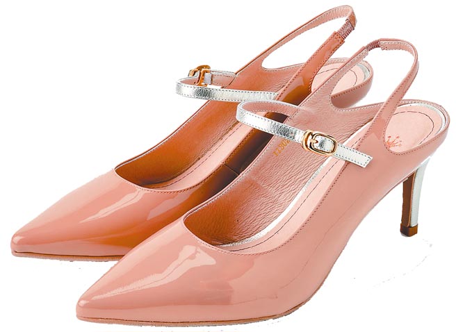 京站即日起至4月5日推出Annalee的亮面尖头后空跟鞋，原价4380元，特价990元。（京站提供）