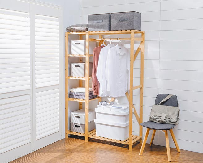 开放柜体妙搭同色系收纳箱，空间扩充视觉又整齐，寻物更快速。（特力屋提供）