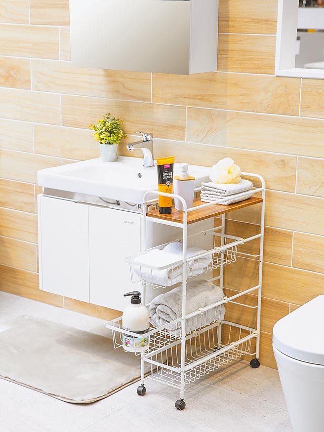 窄身的收纳车可用于家中各式閒置缝隙，轻松收纳日常用品， 4月26日前购买收纳推车全系列再享95折优惠。（特力屋提供）