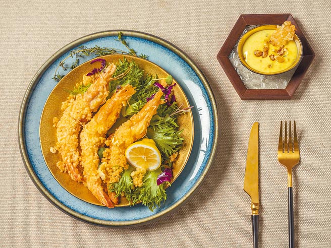 HOLA kitchen创意米料理，石虎米香酥马滋拉虾佐甘酒塔塔酱。（HOLA提供）