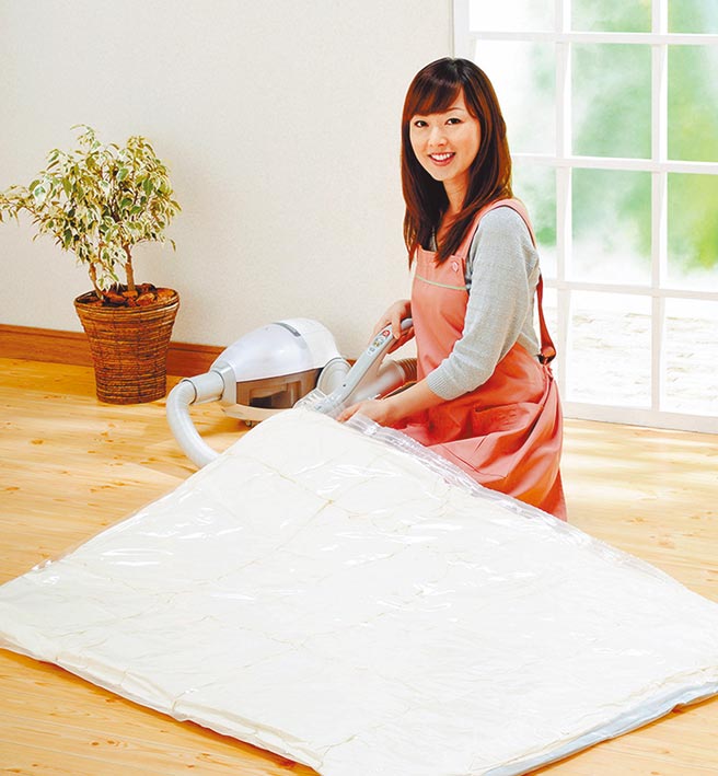 棉被压缩收纳袋2入，M售价300元，L售价350元。（台隆手创馆提供）