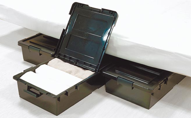 滑轮式床底收纳盒，黑色，售价650元　特价590元。（台隆手创馆提供）