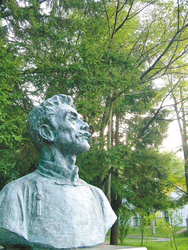 魯迅銅像矗立在日本仙台市博物館的庭園裡。（本報資料照片）