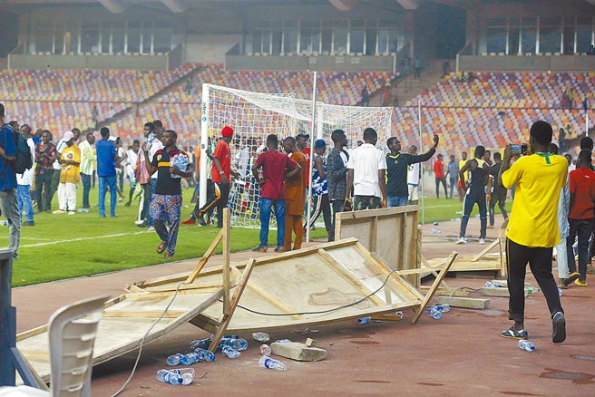 奈及利亚因客场进球被迦纳挡在卡达世足赛门外，主场观眾赛后衝入场内破坏发泄。（美联社）