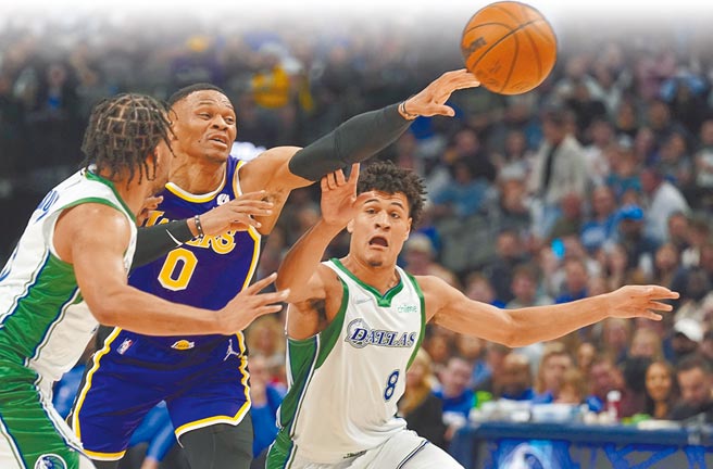 湖人惨败给独行侠，控卫韦斯布鲁克（左二）贡献25分仍成为眾矢之的。（美联社）