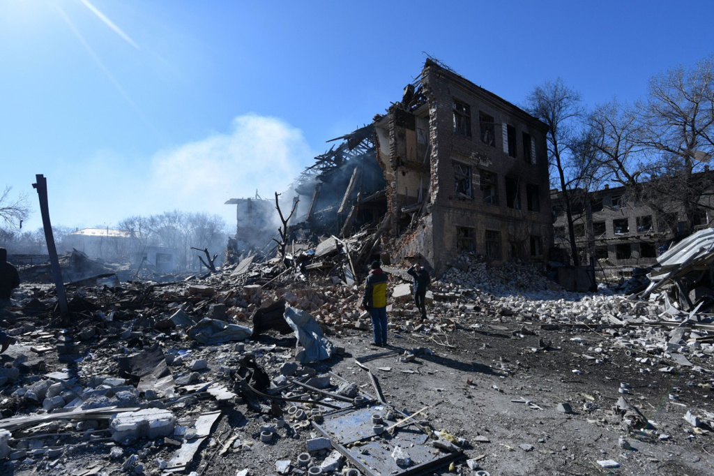 美国情报专家认为，俄罗斯军队对乌克兰的攻击其实相当克制。图为乌克兰中部城市第聂伯罗（Dnipro）一座鞋厂被飞弹攻击后的景象。（图／路透社）(photo:ChinaTimes)