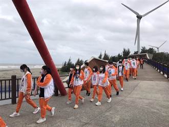 深化環境保育體驗 竹南君毅中學舉行健行及淨灘活動