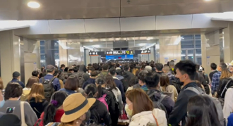 愚人節禮物？高鐵沒電全台都GG 台北站人潮擠爆畫面曝有如跨年
