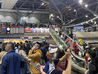 高鐵台南站擠爆成「演唱會現場」 乘客嚇壞：準備被隔離