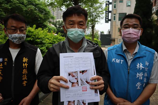 彭女家屬（中）痛訴肇事者事後向他們稱自己有癲癇，不知事發當下情況，令家屬們難以接受。（邱立雅攝）