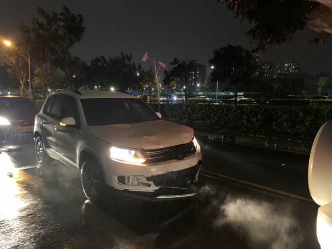 李男肇事後返回現場，車頭明顯毀損。（警方提供／邱立雅竹縣傳真）
