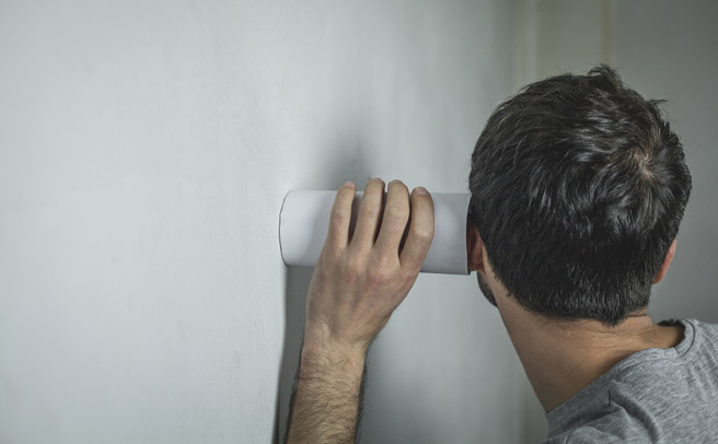 女网友发现隔壁房间传来女生叫床声，仔细听后坦言对方声音、音量蛮让人兴奋的，而她转头一看，发现比她早起的男友正「头贴着墙壁手淫」。（示意图/Shutterstock提供）