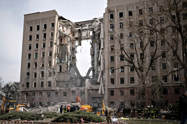 美国情报专家认为，俄罗斯军队对乌克兰的攻击其实相当克制。图为乌南城市尼古拉耶夫（Mykolaiv）一栋政府大楼被飞弹攻击。（图／美联社）