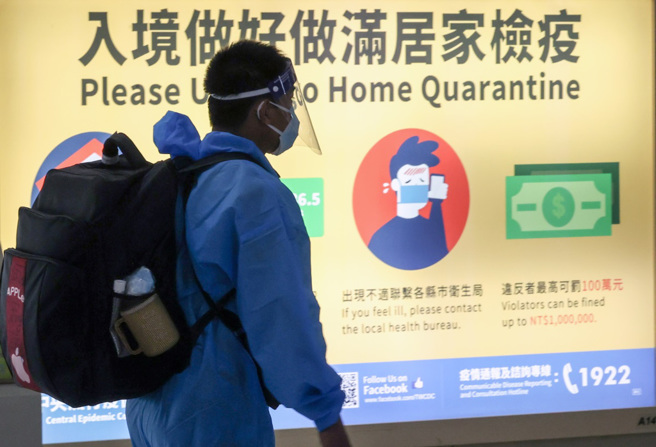 今年境外移入确诊个案数持续增加，这种情况恐怕会愈来愈严重。图为桃园机场入境旅客。（图／陈麒全摄）