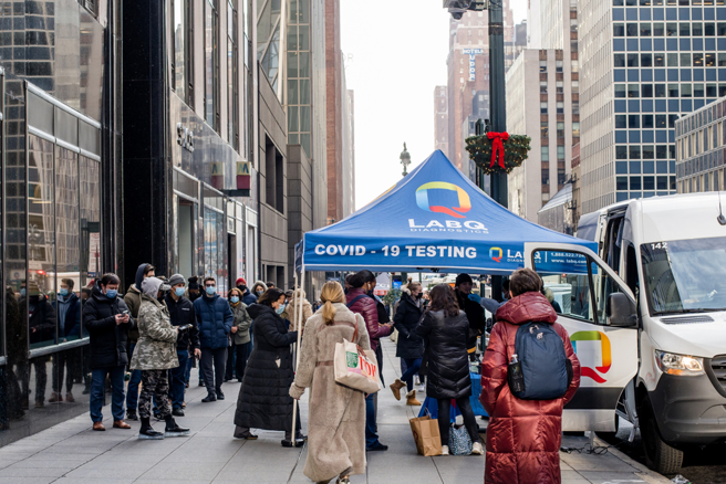 美国是全球新冠病毒确诊和死亡病例最多的国家，目前已几乎全部放宽防疫措施，向全民免疫大步迈进。（图／Shutterstock)