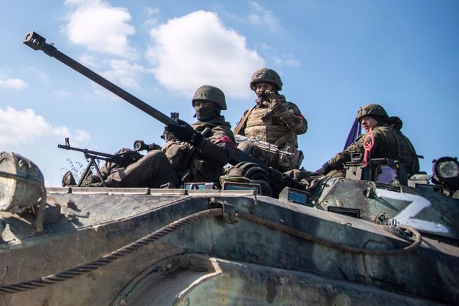 俄13万新兵入伍，图为俄军坦克开入乌克兰顿巴斯（Donbas）的资料画面。（达志图库/TGP）