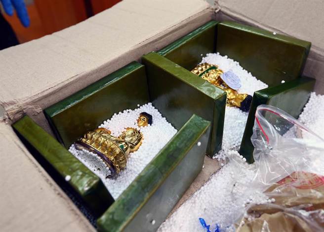 以高姓男子为首的不法集团，以航空包裹自缅甸仰光进口24尊佛像佛像，直接以22块双狮地球标高纯度海洛因砖当作夹层隔板企图闯关，遭航空警察局及关务署台北关缉毒干员识破，循线逮捕刘姓、范姓、林姓、邱姓、高姓等5名嫌犯，讯后依涉嫌违反毒品危害防制条例移送桃检侦办。（中时资料库）