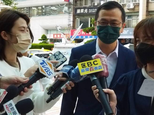 国民党台北市议员罗智强昨到党中央与党秘书长黄健庭密谈约2小时，会前接受媒体採访，会后他面色凝重离开党中央，未接受媒体採访。（赵婉淳摄）