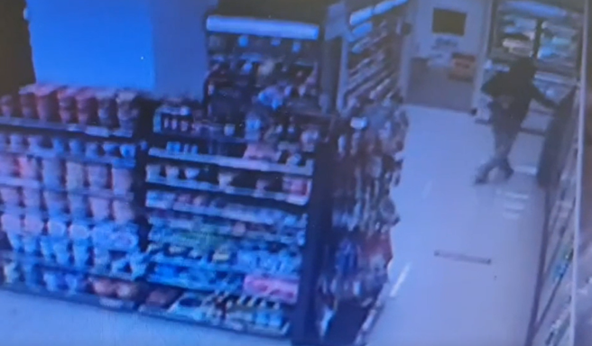 妇人见提款机吐5000伸手一抓落跑，警约谈她说一句话露馅。(戴志扬翻摄)
