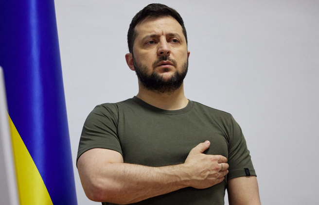 烏克蘭總統澤倫斯基（Volodymyr Zelensky）3月31日透過視訊，向比利時國會發表演說的神情。（路透）