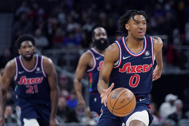 哈登与恩比德看着队友马克塞准备快攻。(美联社)