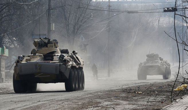 親俄部隊3月31日開著裝甲車，在烏克蘭東南部大城馬立波（Mariupol）行進。（路透）