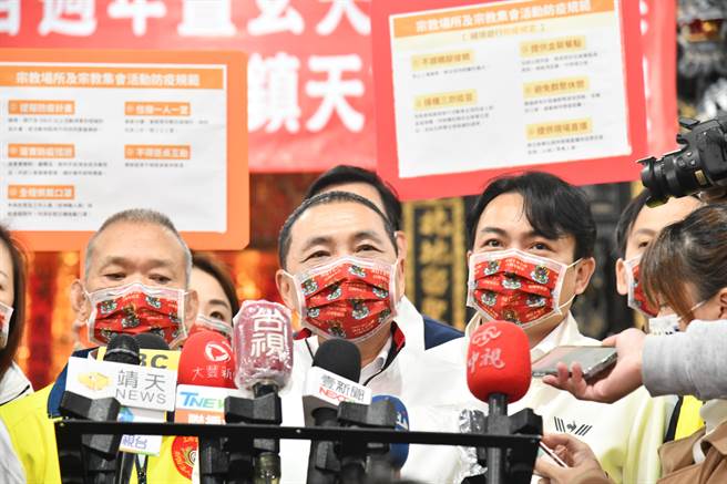 国内本土疫情升温，清明连假将至，新北市长侯友宜今（1日）表示，在清明节祭祖的活动场所，一定要先把个人的防疫做好。（叶书宏摄）