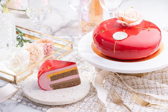 （礁溪寒沐酒店「蜜茶馨意」母亲节蛋糕，是金桔焙茶覆盆莓慕斯蛋糕，以宜兰在地食材演绎蜜好滋味。图／寒沐酒店）