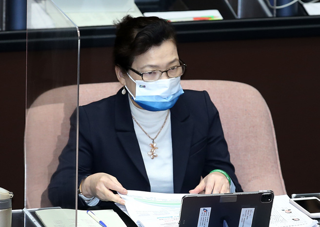 針對桃園大潭電廠工程爆發移工群聚確診，經濟部長王美花1日上午在立法院表示確診案例不影響用電供給，今年夏天供電在去年就都盤整好，另得利於今年水情，夜間、用電尖峰時間的調度沒問題。（姚志平攝