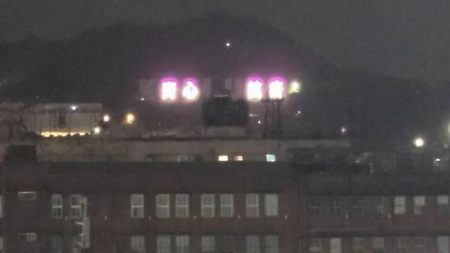 基隆地標打上「基隆加油齊心抗疫」 今天晚上也能看到」。（讀者提供）