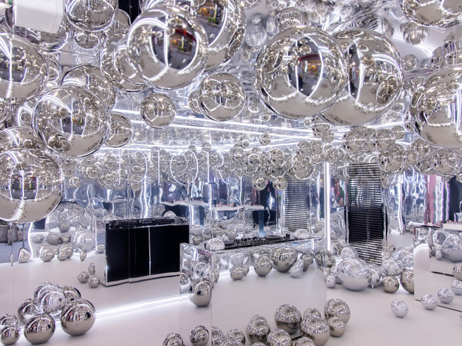 迪奥瘾诱唇膏限定快闪体验馆中的「银色未来时尚」。（图／品牌提供）