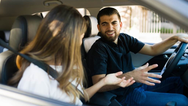正妹好心提醒好友的未婚妻竟遭到男方妈妈威胁。（图／达志影像）